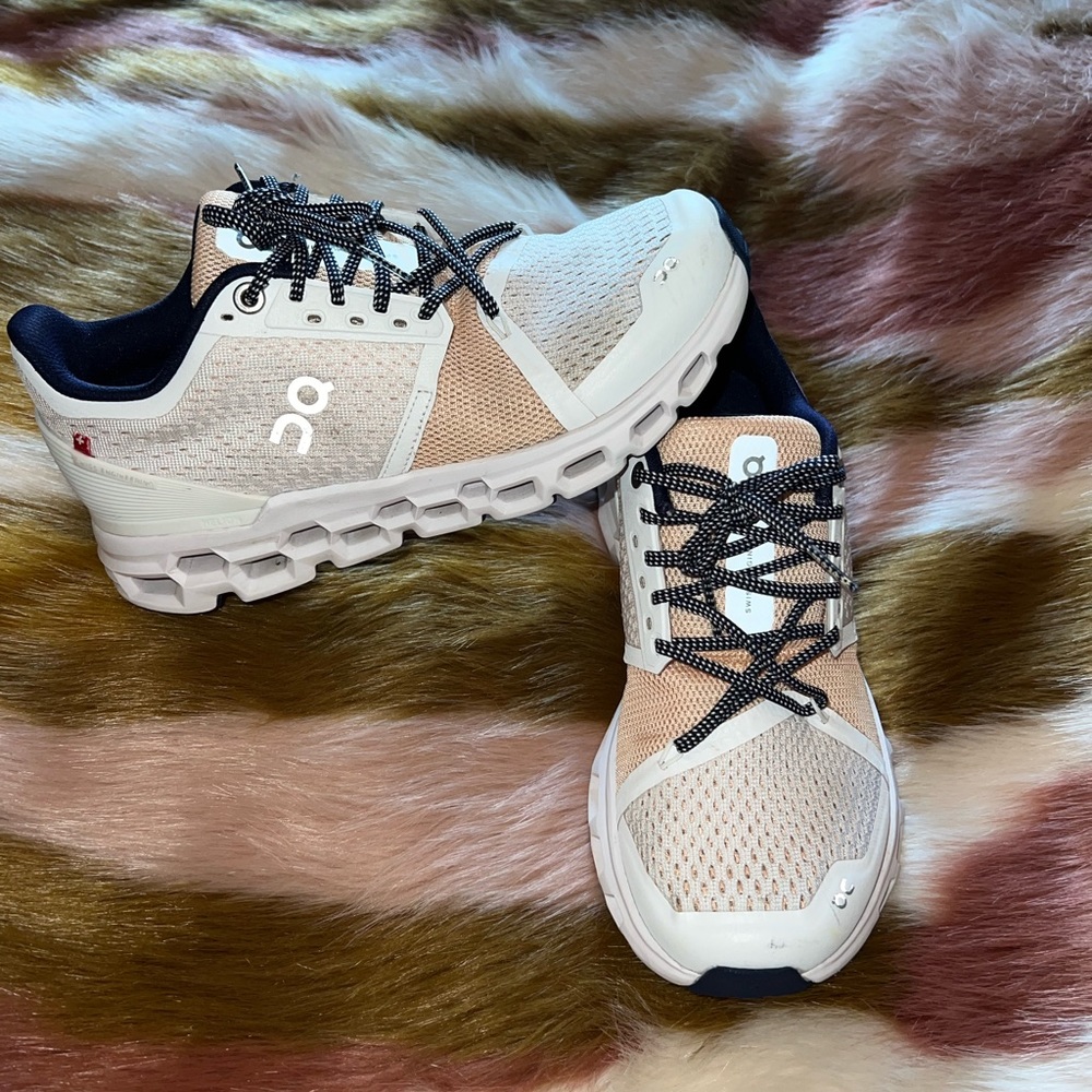 ON cloud women’s tennis shoes cloudstratus size 5.5